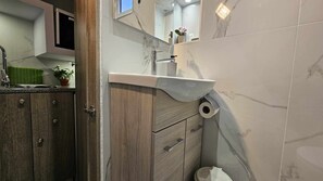 公寓 | 浴室 | 淋浴设施、毛巾、卫生纸