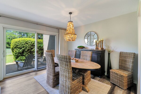 Huvila, useita sänkyjä, patio, näköala puutarhaan (267 Stoney Creek Villa) | Ruokailu