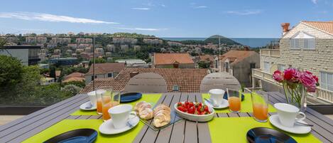 Luxury-Apartment, 2 Schlafzimmer, Stadtblick | Terrasse/Patio