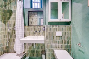 Shower, hair dryer, towels - Exceptional Loft Bordeaux Centre (Bordeaux)