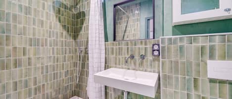 Douche, séchoir à cheveux, serviettes fournies