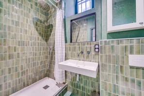 Shower, hair dryer, towels