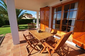 Outdoor dining - SAONA VILLAS (VN VIC): villa for 6 people, private pool, wifi (Les Tres Cales)