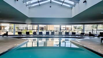 Apartamento | Piscina | Una piscina cubierta, una piscina al aire libre de temporada