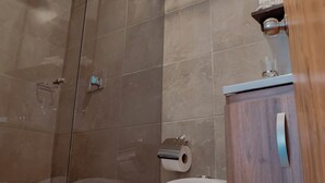 Basic Quadruple Room | Bathroom | Free toiletries - Hotel Encanto (Manizales)