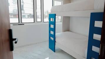 Habitación cuádruple básica | Insonorización y wifi gratis