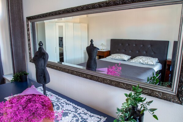 1 ห้องนอน, เครื่องนอนระดับพรีเมียม, พื้นที่ทำงานแบบใช้แล็ปท็อป