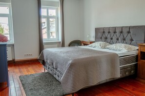 1 bedroom, premium bedding, laptop workspace, soundproofing