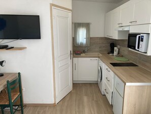 Kylskåp, mikrovågsugn, ugn och spishäll