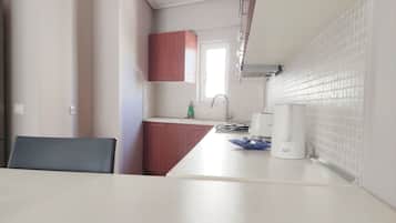 Fridge, oven, stovetop, coffee/tea maker