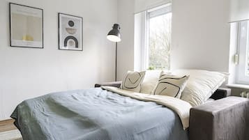 3 bedrooms, iron/ironing board, WiFi, bed sheets