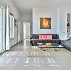 Villa | Oppholdsområde | TV og peis