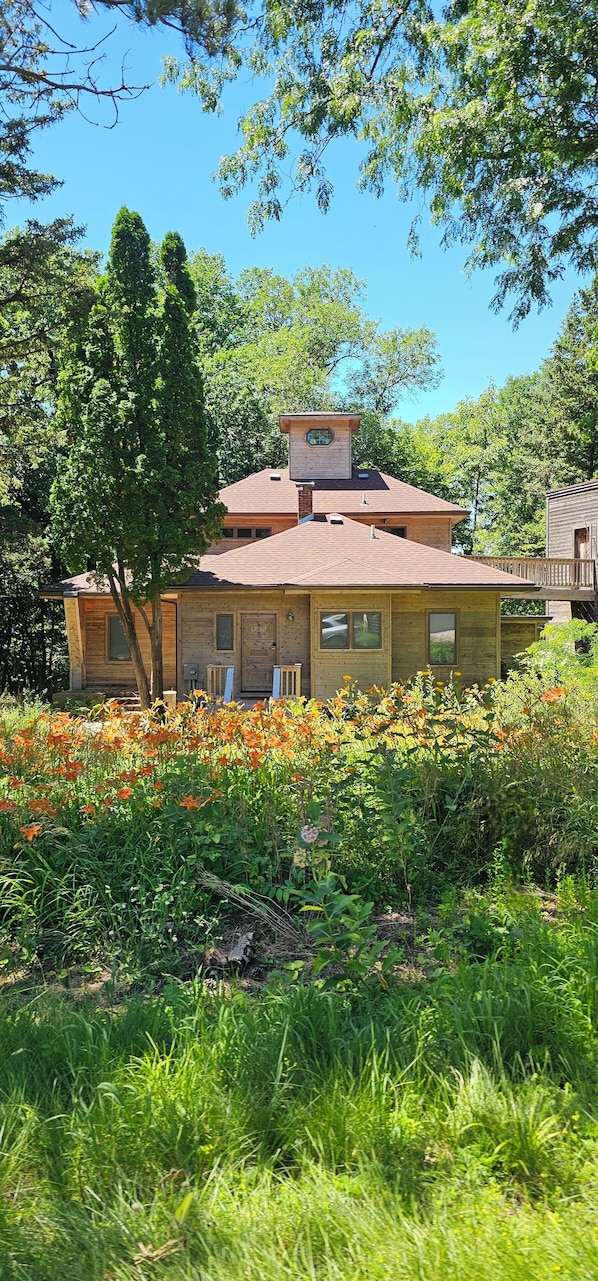 Exterior - Family-Friendly Retreat on Julia Street - Explore Okoboji from Your Doorstep (Okoboji)