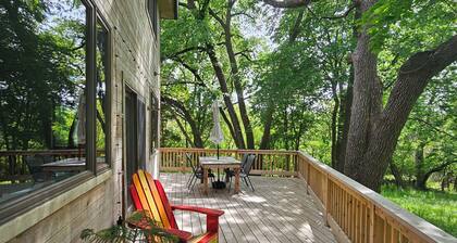 Family-Friendly Retreat on Julia Street - Explore Okoboji from Your Doorstep