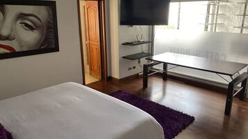 Habitación exclusiva con 1 cama matrimonial o 2 individuales | Cortinas blackout y insonorización