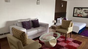 Habitación exclusiva con 1 cama matrimonial o 2 individuales | Área de sala de estar