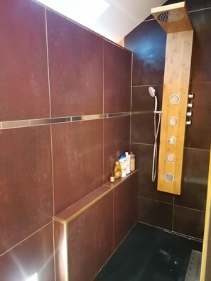 تجهيزات دش، مجففات شعر، صابون، ورق حمّام