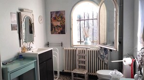 Shower, hair dryer, towels, soap - Home in a preserved site (Lussac)