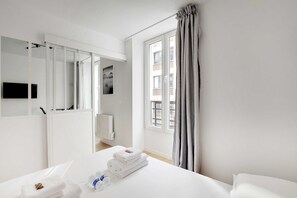 Premium bedding, individually decorated, individually furnished - Résidence Paris MORET (Paris)