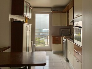 Fridge, microwave, oven, stovetop - Beau & Grand Duplex Avec Terrasse Rooftop de 100m² (Courbevoie)