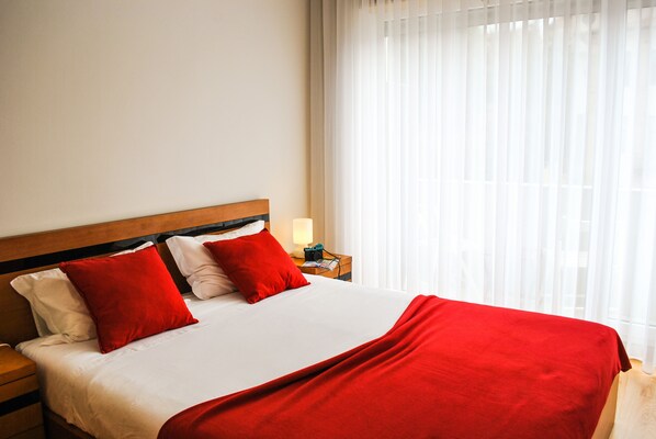 1 bedroom, iron/ironing board, travel cot, free WiFi - portodouro Santa Catarina  (PORTO)