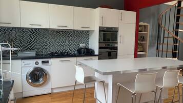 Een koelkast, een microgolfoven, een oven, een kookplaat