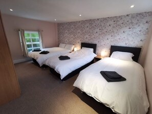 4 Schlafzimmer, Schreibtisch, Bügeleisen/Bügelbrett, kostenloses WLAN