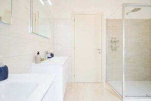 Deluxe-Suite, Meerblick (Montale) | Badezimmer | Dusche, Haartrockner, Hausschuhe, Bidet