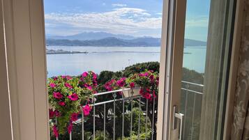 Deluxe Double Room, Sea View (Byron) | Egyptian cotton sheets, premium bedding, free minibar, in-room safe