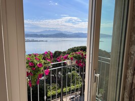 Deluxe Double Room, Sea View (Byron) | Egyptian cotton sheets, premium bedding, free minibar, in-room safe