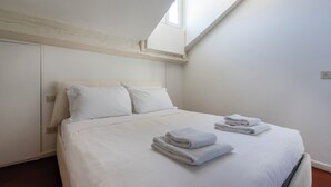 A bedroom with a bed, pillows, and a window. - Italianway - Vigevano 7 (Milan)