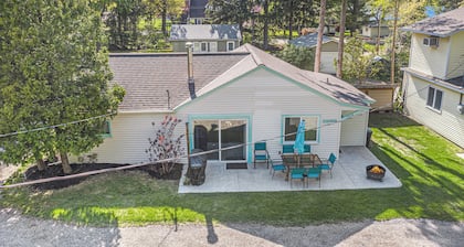 Schooner and Whoop-Ti-Do Cottages: Private Beach on Silver Lake!