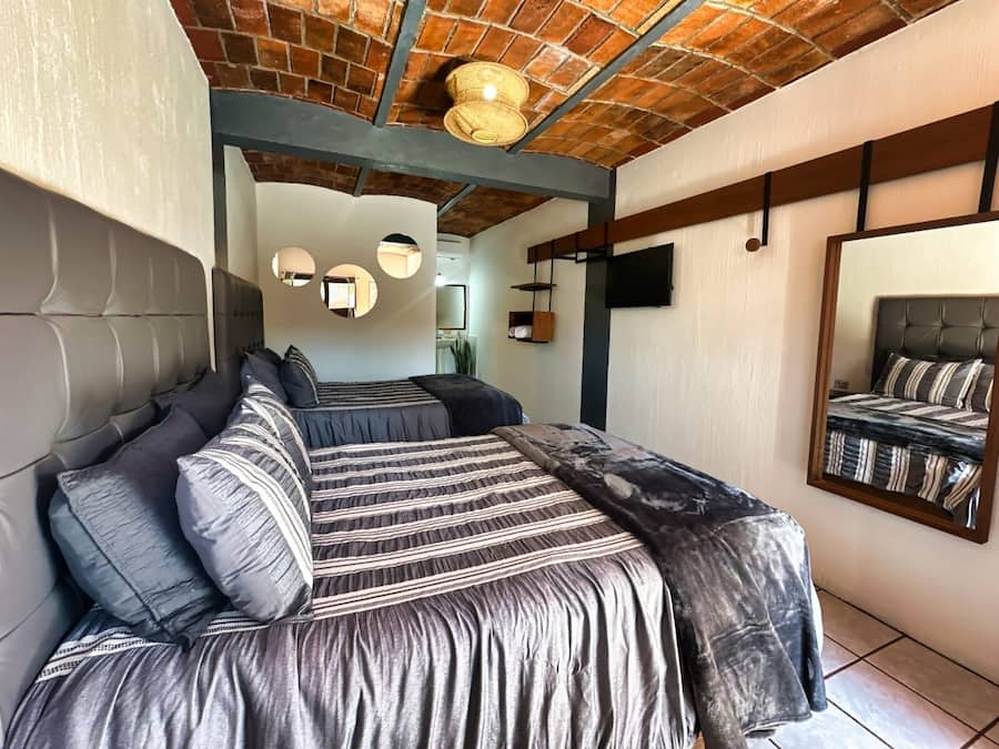 Basic-rum - balkong - utsikt mot trädgården | Sängtillbehör av högsta kvalitet, duntäcken och bäddmadrasser