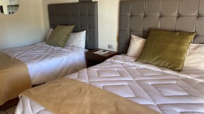 Rom – basic, balkong, hageutsikt | Sengetøy av topp kvalitet, dundyner og senger med overmadrass