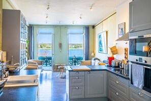 ثلاجة، ميكروويف، فرن، موقد طهي مسطح