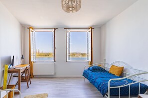 2 bedrooms, desk, iron/ironing board, travel cot - Maison de Ville en Bord de Seine à La Bouille (La Bouille)