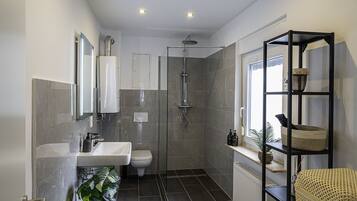 Ducha, secador de pelo, toallas y jabón