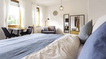 1 dormitorio, tabla de planchar con plancha, wifi y ropa de cama