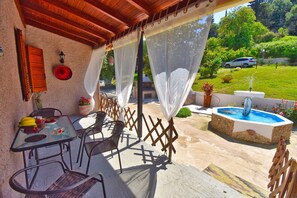 Outdoor dining - House with a small swiming pool
 (Agios Georgios Pagon)