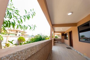 Property grounds - Welcome to Amazing Grace - 5 Bedroom Villa. A Home away from Home! Akwaaba! (Accra)