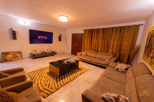 Amazing Grace Villa: A Huge 5Bd/4Ba Retreat. Your home away from home. Akwaaba!