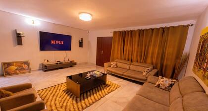 Amazing Grace Villa: A Huge 5Bd/4Ba Retreat. Your home away from home. Akwaaba!