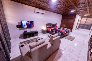 5 bedrooms, iron/ironing board, free WiFi, bed sheets - Welcome to Amazing Grace - 5 Bedroom Villa. A Home away from Home! Akwaaba! (Accra)