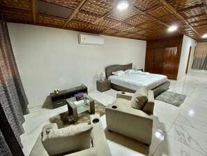 5 bedrooms, iron/ironing board, free WiFi, bed sheets - Amazing Grace Villa: A Huge 5Bd/4Ba Retreat. Your home away from home. Akwaaba! (Accra)