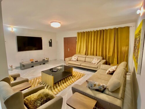 Amazing Grace Villa: A Huge 5Bd/4Ba Retreat. Your home away from home. Akwaaba!