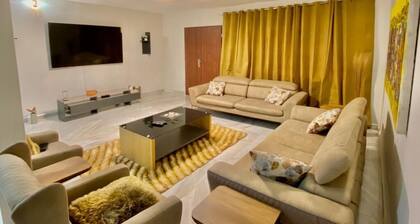 Amazing Grace Villa: A Huge 5Bd/4Ba Retreat. Your home away from home. Akwaaba!