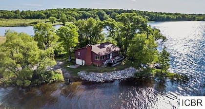 Sportsman’s Dream on Round Lake! Lookout cabin-Minnesota Northwoods-Sleeps 8