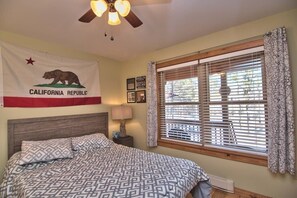 4 bedrooms, travel crib, WiFi