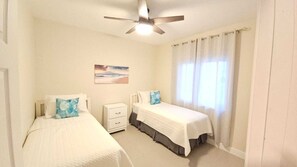 3 slaapkamers, een strijkplank/strijkijzer, gratis wifi, beddengoed