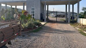 House | Property grounds - Danfa - 1 Bed - 1 Bath - Pet Friendly - Parking (Kweiman)